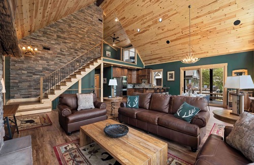 Lake Norman of Catawba House | Black Bear Lodge by AvantStay | Lakefront, Dock, Pool, Theater | Sleeps 20+