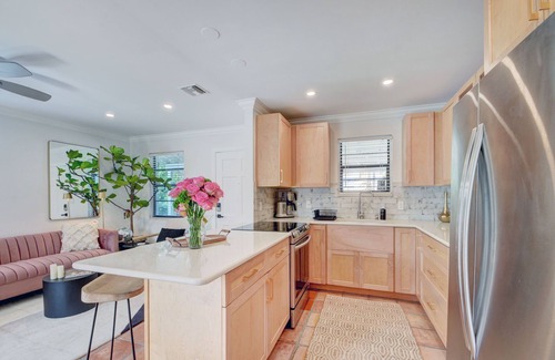 Flamingo Parks House | Black Flamingo: Flamingo Park Walkable, Pet Friendly, Fenced In Yardn