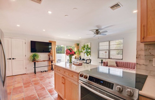 Flamingo Parks House | Black Flamingo: Flamingo Park Walkable, Pet Friendly, Fenced In Yardn