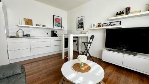Radvan Apartment | Black Lotus II l Downtown Apartment l Free Parking & Fresh Coffee l 24hr Access