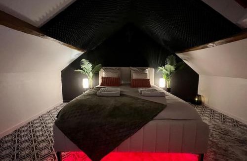 Souppes-sur-Loing Apartment | Black Love-room - Balnéo - Cinéma