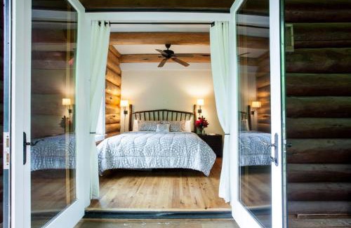 Black Mountain House | Black Mountain Log Cabin Secluded, Pet-friendly 3BD with Hot Tub & Views!