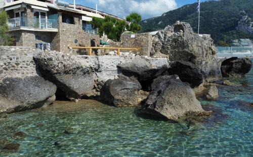 Agios Gordios House | Black Rocks Family, Luxury Seafront Beach Maisonette