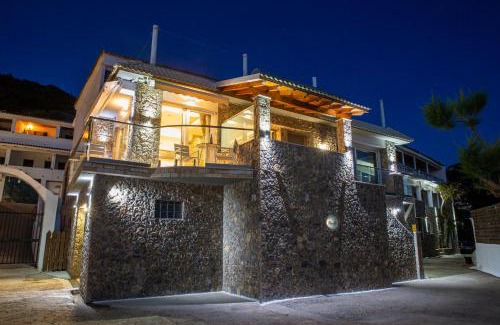 Agios Gordios House | Black Rocks Family, Luxury Seafront Beach Maisonette