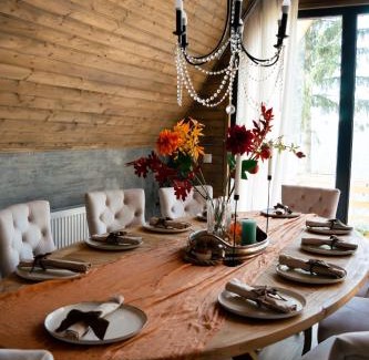 Horea Ski Chalet | Black Roof