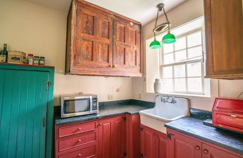 Highland House | Black Walnut Tree Farm: Farmhouse on 50 Acres