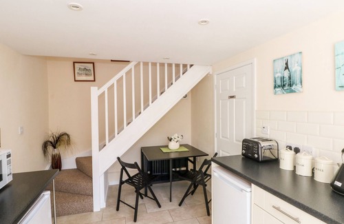 Jackfield Cottage | BLACKBIRD COTTAGE, family friendly, with a garden in Ironbridge