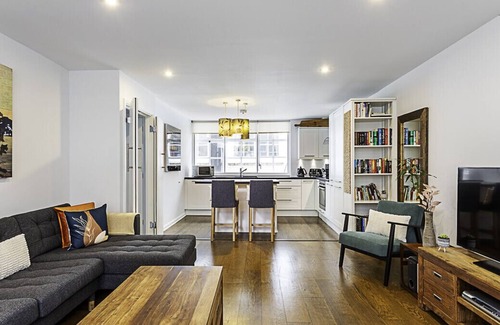 Queenhithe Apartment | Blackfriars Printhouse Retreat