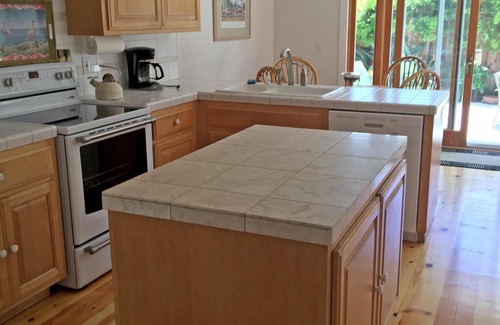 Eastside Santa Cruz House | Blacks Beach Retreat,Wi-Fi, near Harbor & Steps to Twin Lakes Beach!