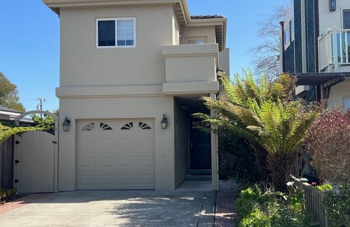 Eastside Santa Cruz House | Blacks Beach Retreat,Wi-Fi, near Harbor & Steps to Twin Lakes Beach!
