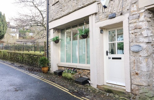 Grassington Apartment | BLACKSMITH COTTAGE, pet friendly, with a garden in Grassington