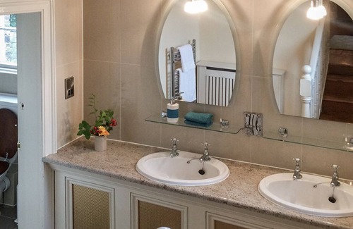 Abbeyleix House | Blend of historic elegance and modern comfort. Family and Pets-Friendly.