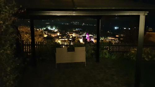 Krems an der Donau Apartment | Blick über Krems mit Gartenpavillon
