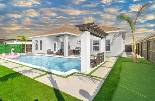 Edinburg House | Blissful Escape-Lux Modern 3BR Home Pool,Heated Spa and Mini Golf