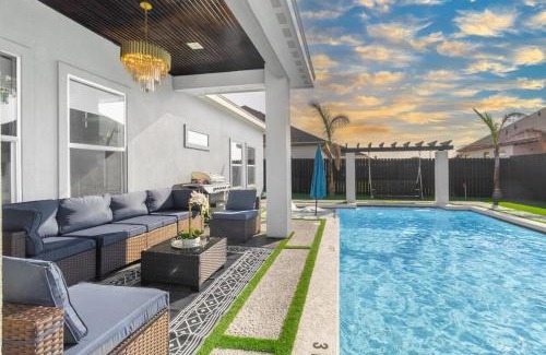 Edinburg House | Blissful Escape-Lux Modern 3BR Home Pool,Heated Spa and Mini Golf