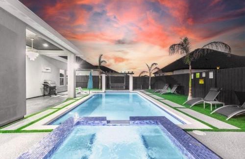 Edinburg House | Blissful Escape-Lux Modern 3BR Home Pool,Heated Spa and Mini Golf