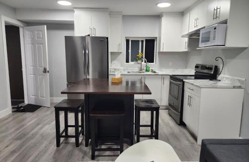 Fleetwood House | Blissfull Two Bedroom Suite Near surrey centre