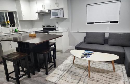 Fleetwood House | Blissfull Two Bedroom Suite Near surrey centre