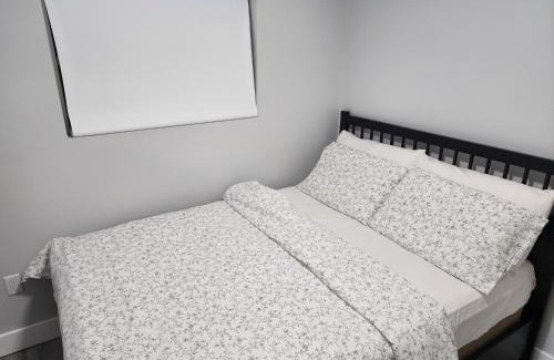 Fleetwood House | Blissfull Two Bedroom Suite Near surrey centre