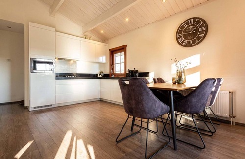 Cromvoirt Ski Chalet | ✓ Blokhut II at Résidence de Leuvert ✓ Holiday home for 4 persons ✓ Located near Den Bosch (Noord-Brabant) ✓ Near De IJzeren Man ✓ Book directly through the park