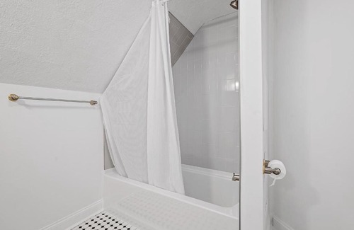 Bloomfield House | Bloomfield/Shadyside @K Spacious & Unique Private Bedroom with Shared Bathroom