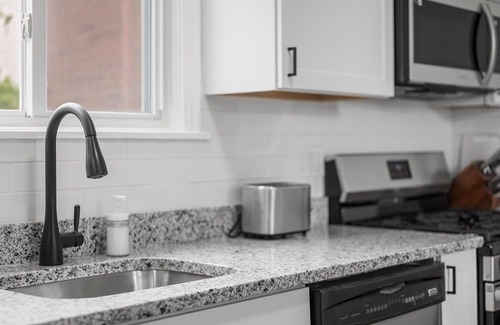 Bloomfield Apartment | Bloomfield, Shadyside 2 Modern and Spacious Two Bedroom with Free Parking