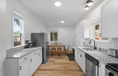 Bloomfield Apartment | Bloomfield, Shadyside 2 Modern and Spacious Two Bedroom with Free Parking