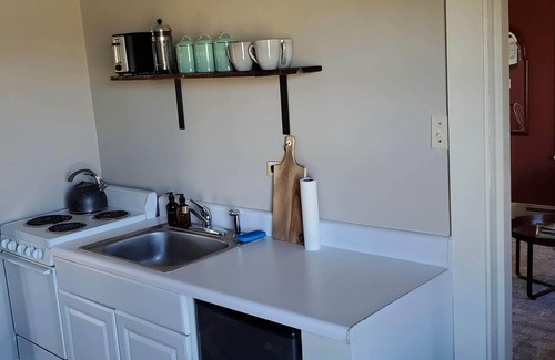 Oakpark Cabin | Bloomingdale Honeymoon Cabin Vintage Retreat with Mountain Views