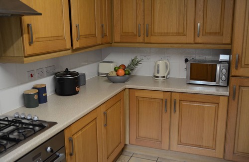 Bloxham House | Bloxham Luxury for 6. Heating. Wifi. Parking. Cotswolds, Blenheim, Silverstone