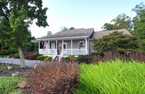 Berkeley Springs Ski Chalet | Blue Badger Cottage -Wifi, Fire Pit, Fireplace, Screen Porch, Game Room, King Bed, Grill