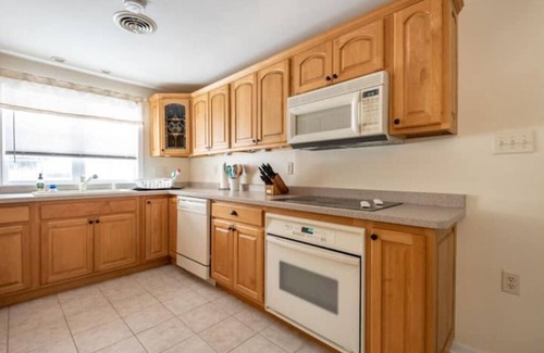 Delavan Lake Cottage | Blue Beach Cottage - 5 Minute Walk to Private Beach!