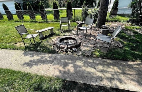 Wheeler House | Blue Birdhouse - No Cleaning Fee - Pet Friendly - Dunes National Park
