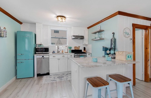 Hampton Cottage | Blue Chill Cottage: Charming New England Home Just Steps from the Shore with Breathtaking Views!