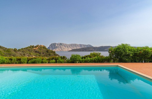 Capo Coda Cavallo Apartment | Blue Dawn: Panoramic Apartment Just Steps from the Sea