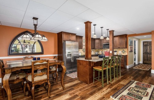 St. Stephens House | Blue Door Guesthouse – Gorgeous & Spacious 2BR/2BA Pool-Level Retreat
