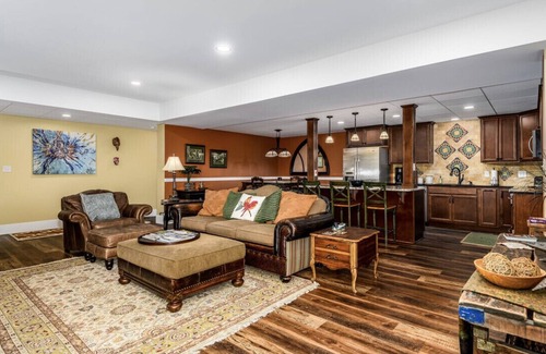 St. Stephens House | Blue Door Guesthouse – Gorgeous & Spacious 2BR/2BA Pool-Level Retreat