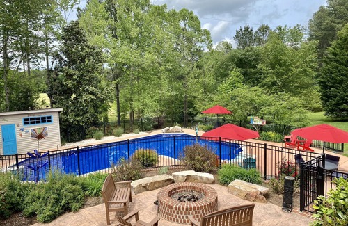 St. Stephens House | Blue Door Guesthouse – Gorgeous & Spacious 2BR/2BA Pool-Level Retreat
