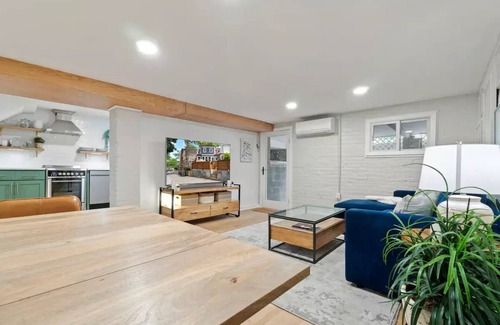 Mount Pleasant House | Blue House by the Zoo - Mt. Pleasant-AdMo-CoHi