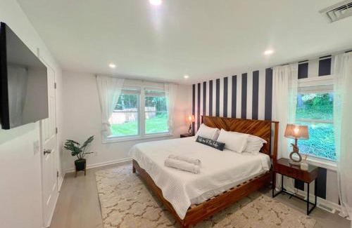 New Fairfield Ski Chalet | Blue House, King Bed, Grill, Pool Table, Air Hockey, Ping Pong