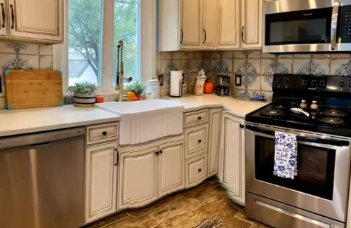 Maryville House | Blue House on Main | *Pet Friendly*