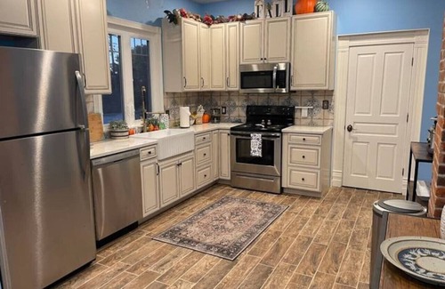 Maryville House | Blue House on Main | *Pet Friendly*