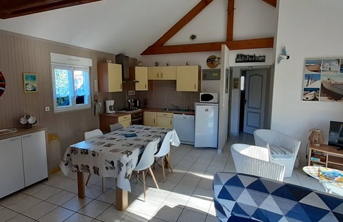 Therouldeville House | Blue house with flower garden 6 km from the sea, private parking, Wifi