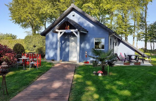 Therouldeville House | Blue house with flower garden 6 km from the sea, private parking, Wifi