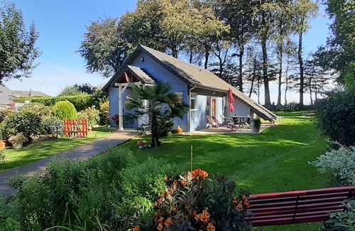 Therouldeville House | Blue house with flower garden 6 km from the sea, private parking, Wifi
