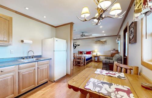 Murphysboro House | Blue Line Resort (All 3 Cabins)