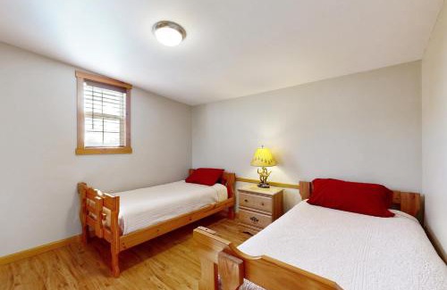 Murphysboro House | Blue Line Resort (All 3 Cabins)