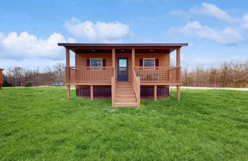 Murphysboro Hotel | Blue Line Resort Cabin #1