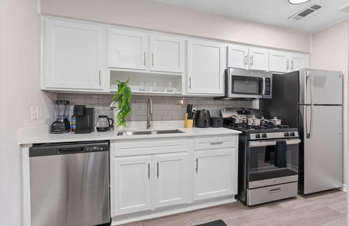 Pemberton Heights Apartment | Blue Magic UT Austin PacMan! Sleeps 5! Close to DT