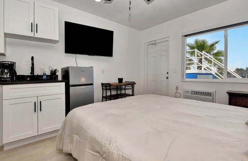 Daytona Beach Shores Hotel | Blue Mist Motel - Room #8