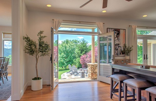 Clyde House | Blue Mountain View by Carolina Mornings | Fire Pit, Hot Tub🚣♂️+Biltmore Pass